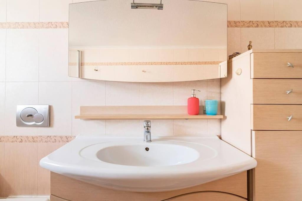 Apartment Three Bedroom Spacious Near Acropolis *