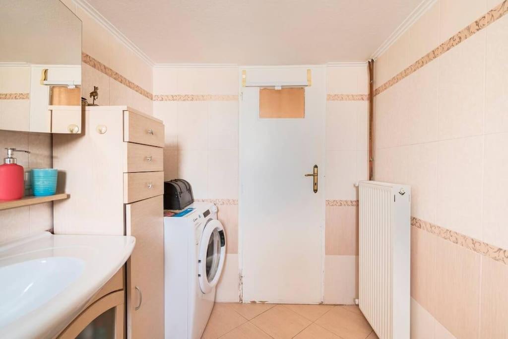 Three Bedroom Spacious Near Acropolis *