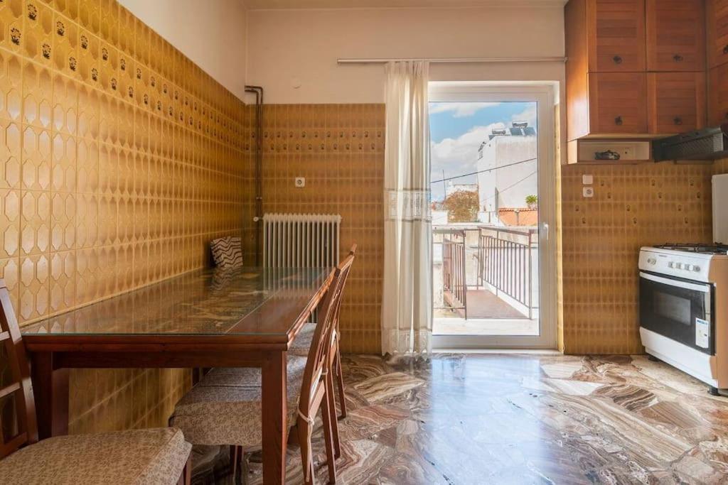 Three Bedroom Spacious Near Acropolis Apartment