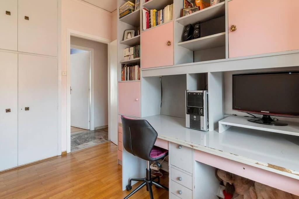 Appartamento Three Bedroom Spacious Near Acropolis Atene