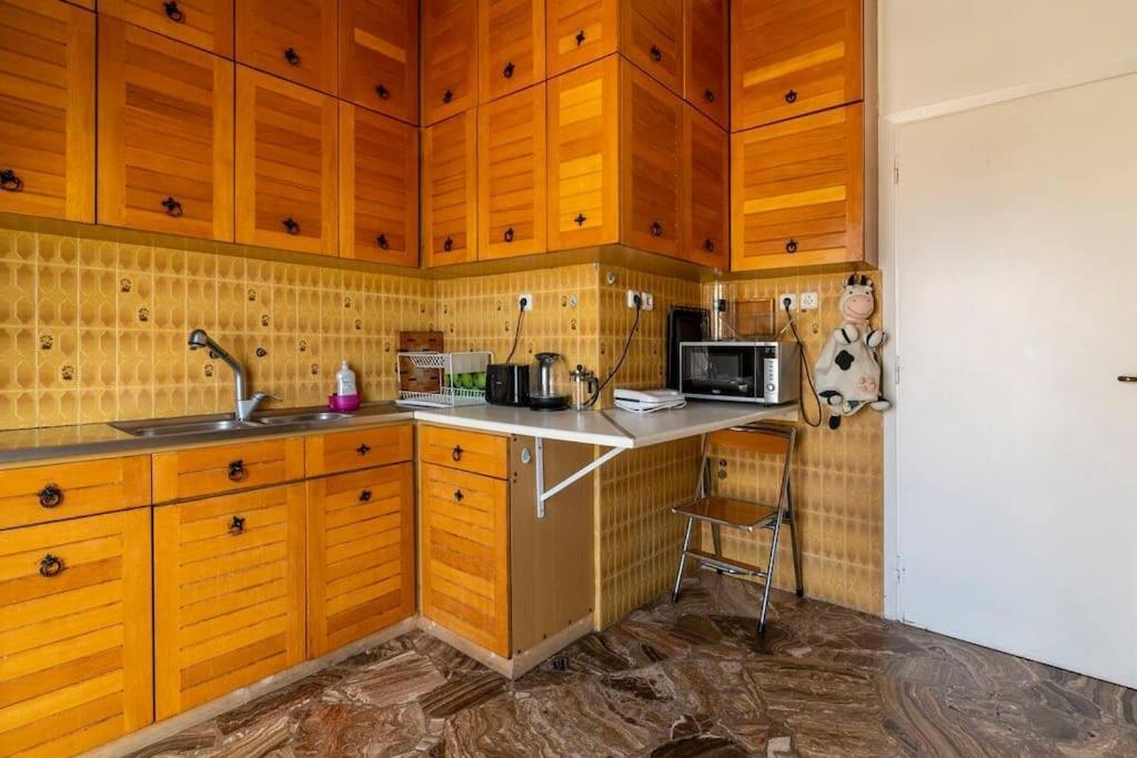 Three Bedroom Spacious Near Acropolis Apartment *