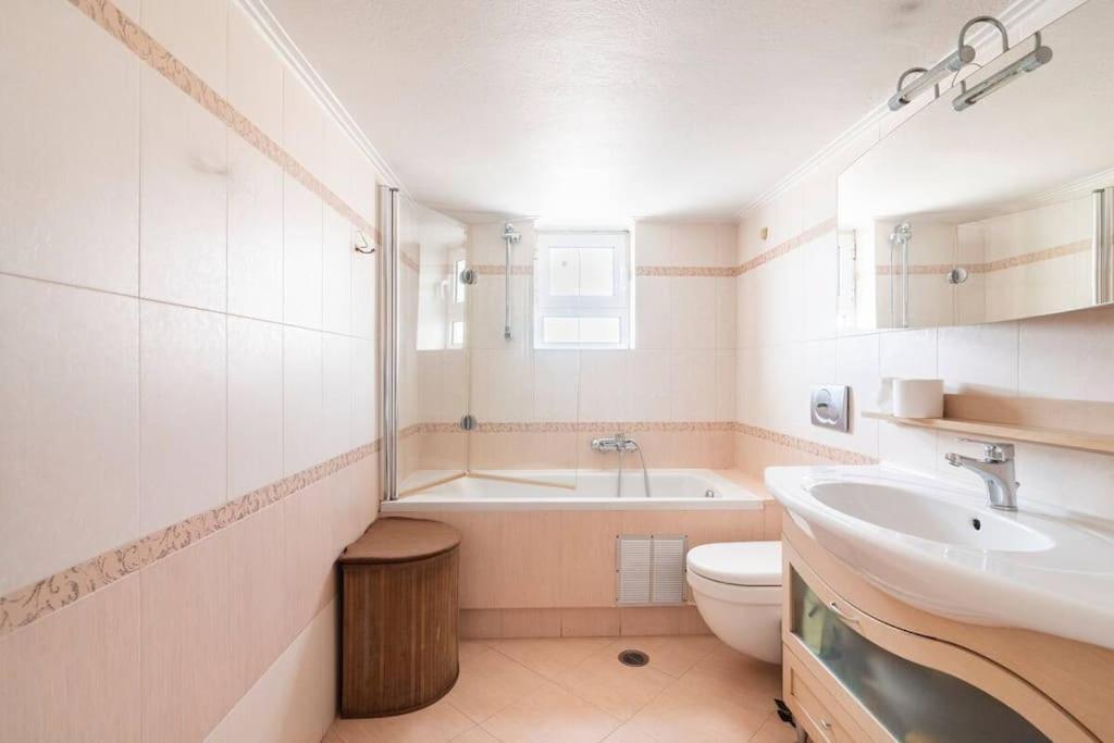 Apartment Three Bedroom Spacious Near Acropolis *